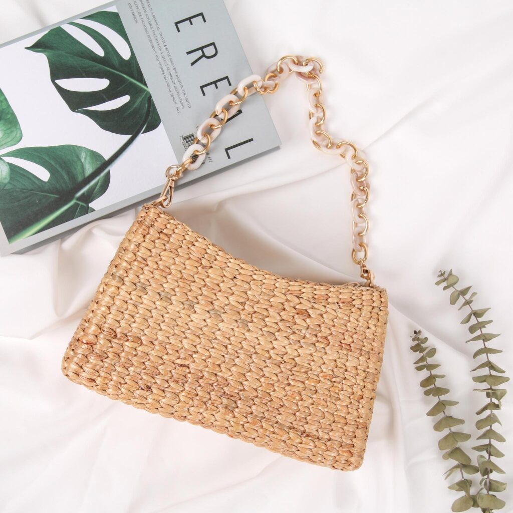 straw handbag in the baguette bag style, straw purse with detachable shoulder strap